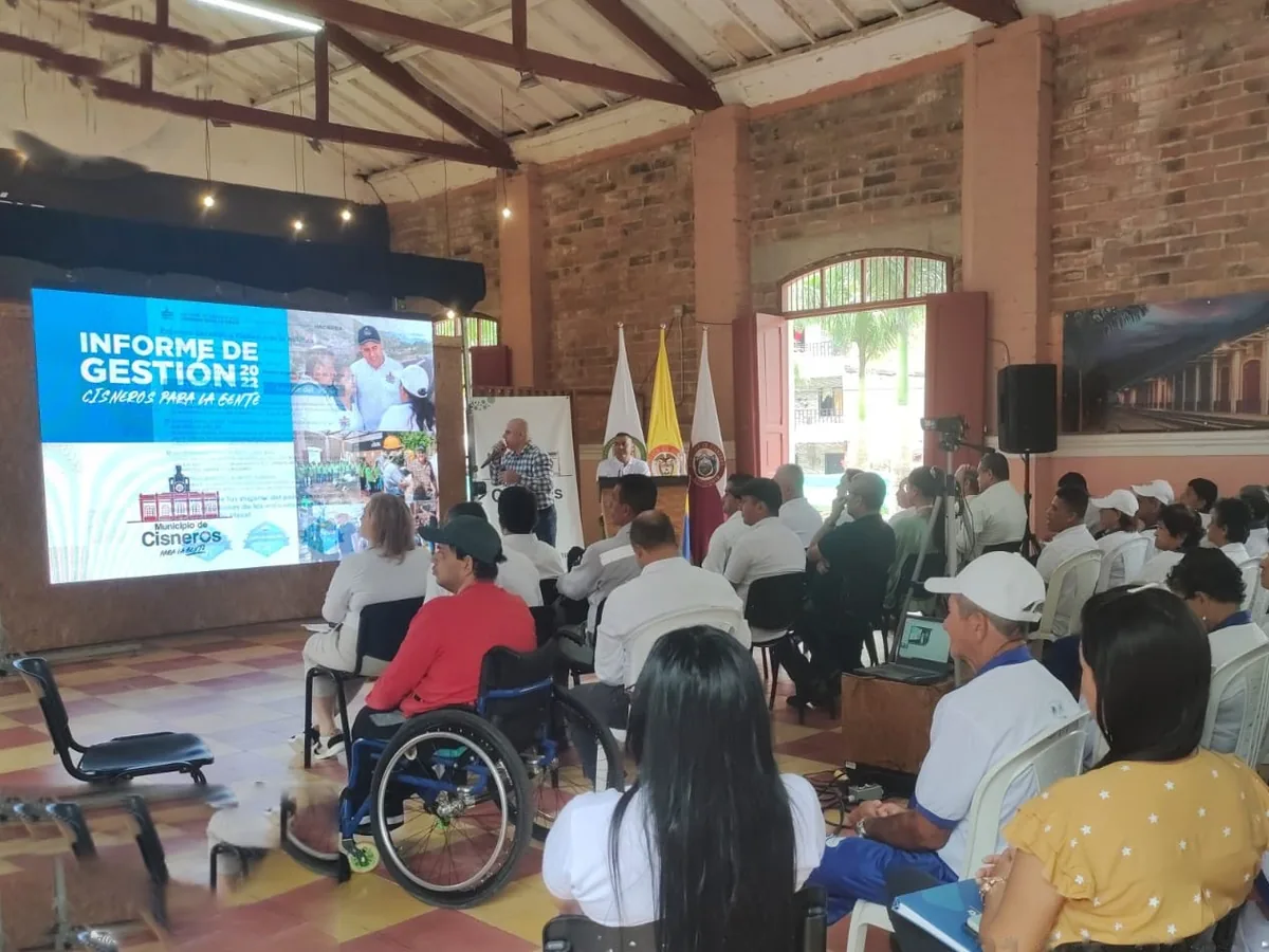 Personas reunidas en una capacitación al aire libre en el área de influencia.